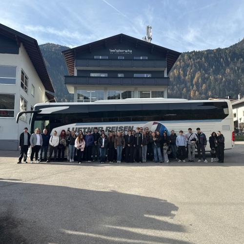 Gruppe vor dem Reisebus