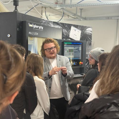 Max Egger bei der Brillenmaschine